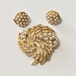 Vintage Gold Tone Brooch and Faux Pearl Clip Earrings Set