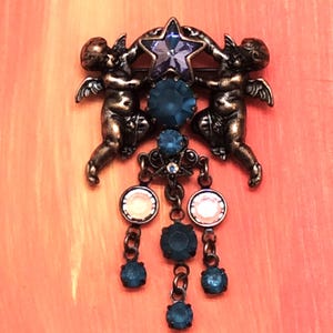 Vintage Signed Kirks Folly Bronze Colored Winged Cherubs Holding Star Brooch Hard To Find