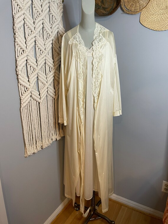 Vintage 70s Vanity Fair Night Gown and Robe - image 2