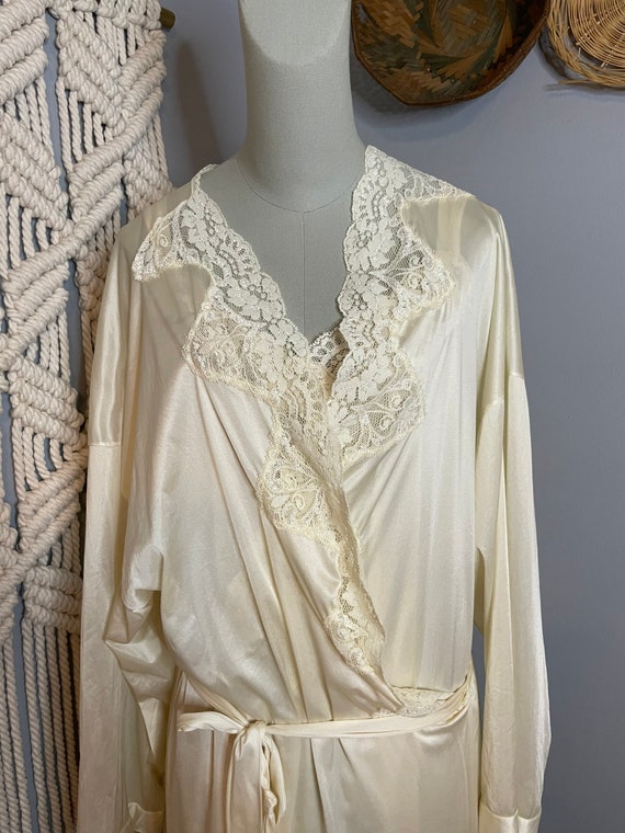 Vintage 70s Vanity Fair Night Gown and Robe - image 9