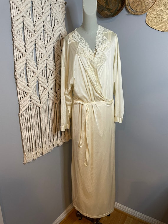 Vintage 70s Vanity Fair Night Gown and Robe - image 5