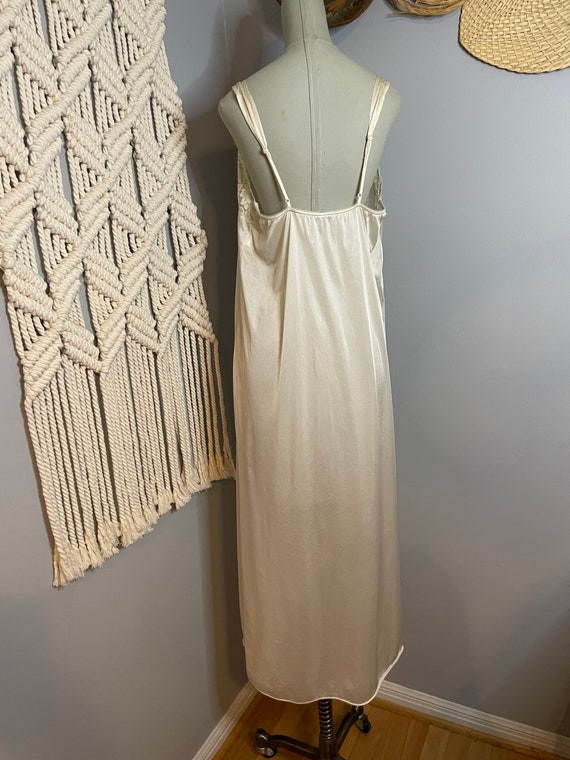 Vintage 70s Vanity Fair Night Gown and Robe - image 7