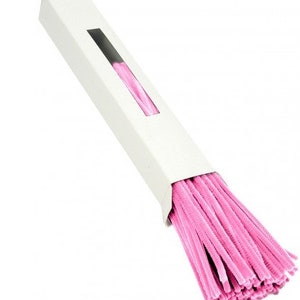 Puede incluir: Una caja rectangular blanca con una ventana negra, llena de un paquete de limpiapipas de color rosa brillante. Los limpiapipas son suaves y esponjosos, y se están saliendo de la caja. La caja está en ángulo.