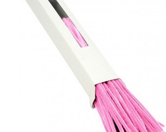 Può includere: Una scatola rettangolare bianca con una finestra nera, riempita con un fascio di scovolini rosa acceso. Gli scovolini sono morbidi e soffici e fuoriescono dalla scatola. La scatola è angolata.