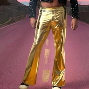 Jeansy z rozszerzanymi nogawkami i metalicznym wykończeniem | Metaliczny spandex | Złoty | Męskie | Spodnie typu pull-on | Elastyczny pas męski | Jeansy typu bootcut Megging Legging