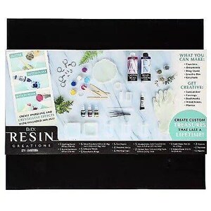 K&ouml;nnte beinhalten: DIY Resin Creations-Set mit allem, was du brauchst, um funkelnde und kristalline Effekte zu erzielen. Das Set enth&auml;lt zwei Flaschen Harz, Glitter, Alkohol-Tinte, Formen, Mischst&auml;bchen und mehr. Erstelle individuelle Sch&auml;tze, die ein Leben lang halten!