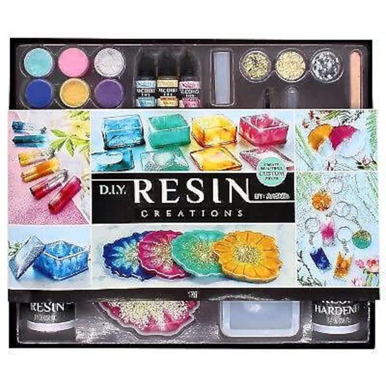 K&ouml;nnte beinhalten: DIY-Resin-Kreations-Set mit bunten Pigmenten, Formen und Harz. Das Set enth&auml;lt eine Vielzahl von Farben, darunter Blau, Gr&uuml;n, Lila und Pink. Das Set enth&auml;lt auch eine Vielzahl von Formen, darunter runde, quadratische und herzf&ouml;rmige Formen. Das Set ist perfekt, um einzigartige und sch&ouml;ne Harz-Handwerke zu kreieren.