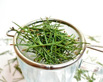 Organic fresh pine needle tea, suramine herb, kiefernnadeln, loose leaf tea, suramina, aghi di pino per tisana, aghi di pino organico interi