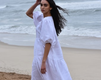 Weißes lockeres Leinenkleid für Boho Look. Leinen für die Sommerparty. Boho-Chic-Look. Leinen Strandkleid. Kleid für die Verabredung Nacht. Mit Taschen.