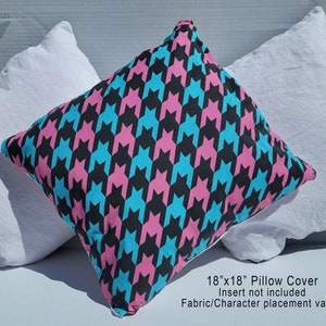 Könnte beinhalten: Ein Kissenbezug mit schwarzem, rosa und blauem Muster im Hahnentritt-Design. Der Kissenbezug ist 45,72 cm x 45,72 cm groß. Der Text "18"x18" Pillow Cover Insert not included Fabric/Character placement varies" ist unter dem Kissenbezug gedruckt.
