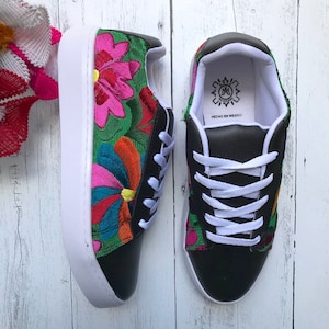 Geborduurde damessneakers
