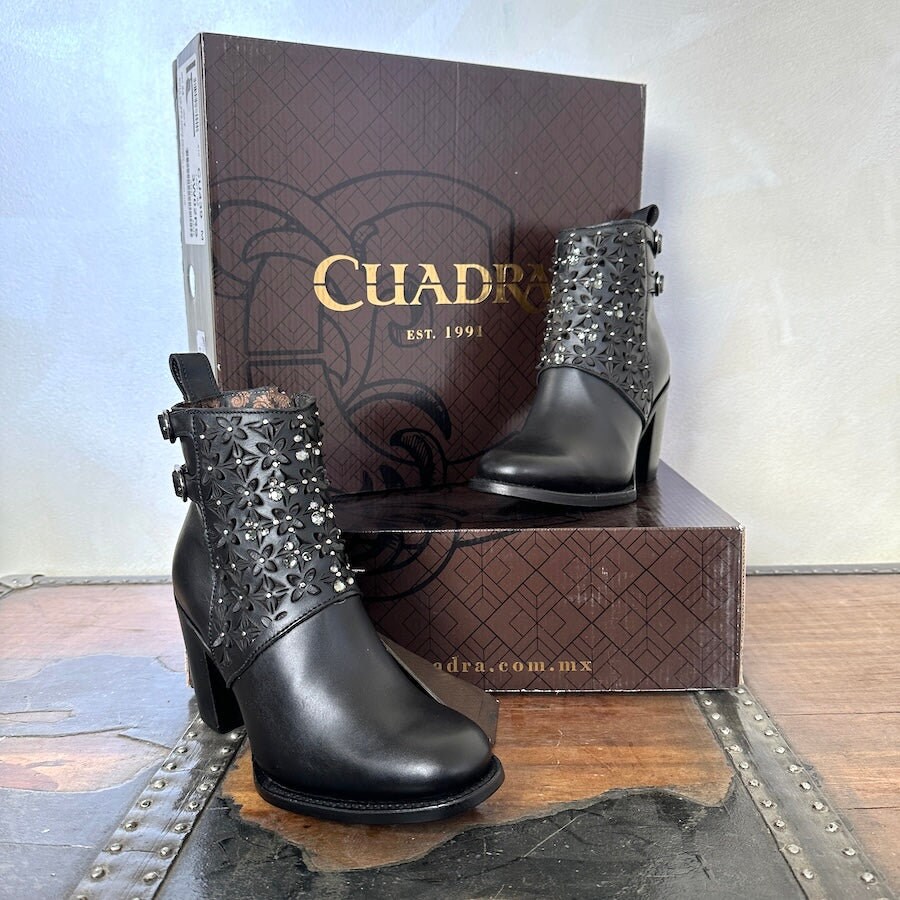 Cuadra レディース ブラック レーザー & クリスタル ラウンドトゥ 