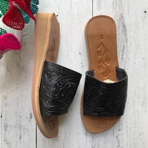 Cynthia&#39;s Low Wedge Sandalen