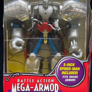 Pode incluir: Uma figura de a&ccedil;&atilde;o vermelha, branca e azul do Homem-Aranha com um traje prateado e preto, vestindo uma armadura prateada e preta. A embalagem diz "Battle Action Mega-Armor Spider-Man" e "5-inch Spider-Man Included! Fits inside armor!"