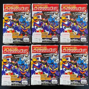 Puede incluir: Seis cajas de juguetes Battle B-Daman Zero D. Cada caja presenta un personaje diferente con un esquema de colores azul, negro y rojo. Las cajas tienen texto japonés que dice "Battle B-Daman Zero D" y "Posing Figure".