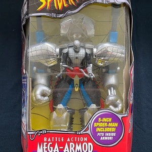 Pode incluir: Uma figura de a&ccedil;&atilde;o de Spider-Man prateada e vermelha em uma grande armadura de batalha prateada. A embalagem inclui o texto "Battle Action Mega-Armor Spider-Man" e "5-inch Spider-Man Included! Fits inside armor!"