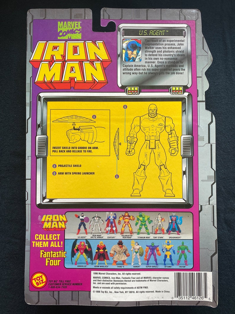 K&ouml;nnte beinhalten: Eine Plastik-Actionfigur von U.S. Agent aus Marvel Comics. Die Figur tr&auml;gt ein rot-wei&szlig;-blaues Kost&uuml;m mit einem Schild am Arm. Die Figur ist in einer dynamischen Actionpose dargestellt. Die Figur ist Teil einer Sammlung von Marvel Comics Actionfiguren.