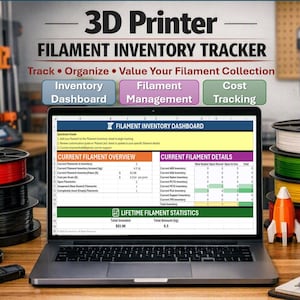 Könnte beinhalten: Ein Laptop mit einer 3D Printer Filament Inventory Tracker Tabelle, umgeben von Stapeln bunter Filamentrollen, einem digitalen Messschieber, einer kleinen Raketenfigur sowie einem Notizblock mit Stift auf einer hölzernen Schreibtischoberfläche.