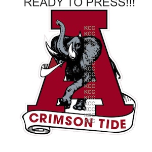 以下が含まれることがあります： 赤と白の昇華デザイン。Aの文字の中に象がいて、バナーに「Crimson Tide」の文字が書かれている。