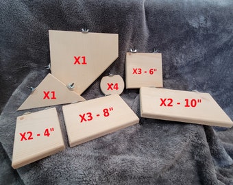 Puede incluir: Siete estantes de madera para animales pequeños, con varias formas y tamaños. Los estantes están etiquetados con la cantidad y el tamaño, por ejemplo, "X2 - 4" y "X3 - 6".