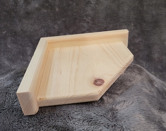 Puede incluir: Una estantería de esquina de madera natural, sin terminar y lista para teñir o pintar. La estantería está hecha de madera maciza y tiene un diseño simple y moderno.