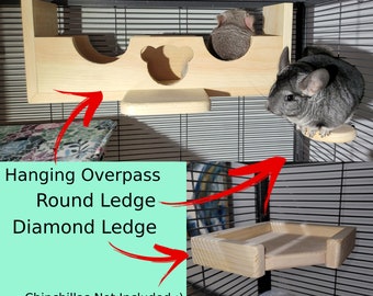 Puede incluir: Paso elevado de madera colgante, repisa redonda y repisa de diamante para una jaula de chinchilla. El texto "Paso elevado colgante, Repisa redonda, Repisa de diamante" está escrito sobre un fondo verde. El texto "Chinchillas no incluidas :)" está escrito debajo del fondo verde.