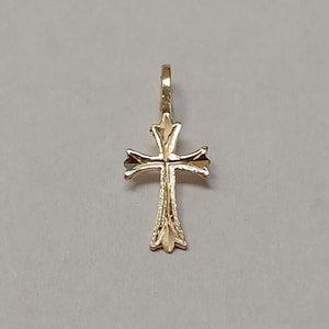 Nuevo colgante con dije de cruz pequeña n.° 2 en oro amarillo de 14 k