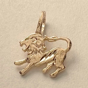 Nuevo colgante con el signo del zodíaco Leo y el león en oro amarillo de 14 k