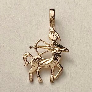 Nuevo colgante con el signo del zodiaco Sagitario en oro amarillo de 14 k