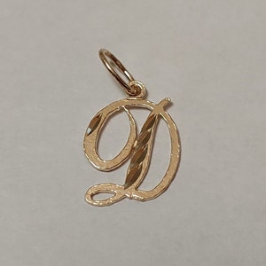Nuevo colgante con dije de letra inicial "D" en oro amarillo de 14 k