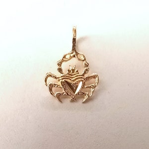 Nuevo colgante con dije del zodiaco Cáncer en oro amarillo de 14 k