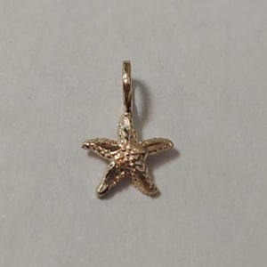 Novo pingente pequeno de estrela-do-mar em ouro amarelo 14k