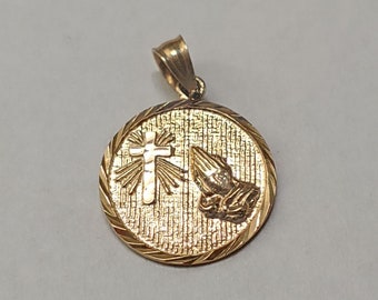 Nouveau pendentif à breloque croix en or 14 carats et mains en prière