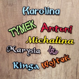 Könnte beinhalten: Eine Sammlung von gestickten Namensaufnähern in verschiedenen Farben, darunter Blau, Grün, Rot, Gelb und Orange. Namen wie Karolina, Tymek, Antoni, Michalina, Marysia, Iga, Kinsa und Wojtek werden in einer verspielten Schriftart angezeigt.