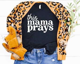 Ta mama się modli, Mama się modli, Modląca się mama, Dzień Matki, Koszulka dla mamy, Koszulka dla mamy, Koszulki z wiarą, Koszulka z przesłaniem, Modlitwa, Pasujące koszulki,
