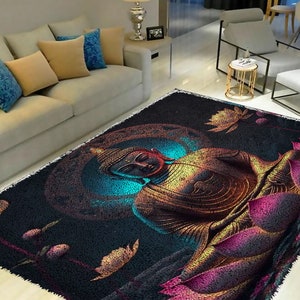 Könnte beinhalten: Ein schwarzer Teppich mit einem farbenfrohen Bild eines meditierenden Buddha, umgeben von rosa Lotusblumen. Der Teppich hat einen Fransenrand.