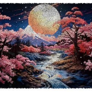 Könnte beinhalten: Ein lebendiges Landschaftsgemälde zeigt einen Vollmond über einer Bergkette, mit einem Fluss, der durch ein Tal fließt. Kirschblütenbäume in Rosa- und Rottönen rahmen die Szene ein, unter einem sternenklaren Nachthimmel.
