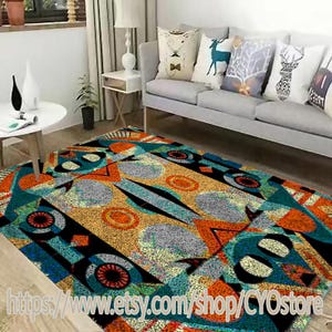 Puede incluir: Una colorida alfombra con un patrón geométrico en tonos azules, naranjas y negros. La alfombra presenta un diseño tipo mosaico con círculos, triángulos y otras formas. El texto "https://www.etsy.com/shop/CYOstore" es visible.