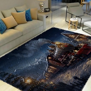 Puede incluir: Una alfombra azul oscuro con una ilustración detallada de un tren de vapor que viaja a través de un paisaje nevado. El tren es rojo y negro con detalles dorados. La alfombra es perfecta para agregar un toque de fantasía a cualquier habitación.