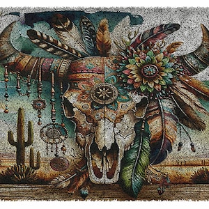 Peut inclure: Un crâne décoratif avec une coiffe florale colorée et des plumes, sur fond de paysage désertique avec des cactus. Le crâne est orné de perles et d'autres embellissements, créant une esthétique bohème et rustique.
