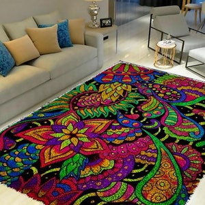 以下が含まれることがあります： 黒の背景に、ピンク、グリーン、ブルー、イエローの paisley 柄が施されたカラフルなエリアラグです。