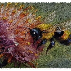 Könnte beinhalten: Nahaufnahme einer Biene mit schwarzen und gelben Streifen, die Pollen von einer rosa und orangefarbenen Blüte sammelt. Die Flügel der Biene sind ausgebreitet und ihre Beine sind mit Pollen bedeckt.