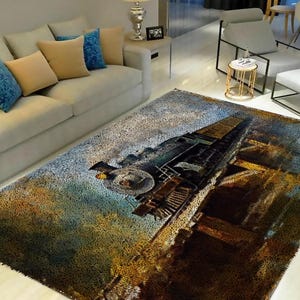 Puede incluir: Una alfombra de área marrón, azul y amarilla con una ilustración de estilo vintage de un tren de vapor. La alfombra tiene una textura peluda.