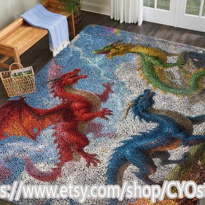 Könnte beinhalten: Rechteckiger Teppich mit drei Drachen in Rot, Blau und Grün auf blau-weißem Hintergrund. Die Drachen sind detailliert mit strukturierten Mustern, die ein Fantasy-Thema schaffen. Der Teppich liegt auf einem Holzboden.