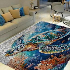 Pode incluir: Um tapete colorido com uma grande tartaruga marinha nadando em um oceano azul com recifes de coral. O tapete tem um fundo branco e é feito de um material macio e felpudo.