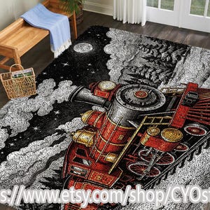Puede incluir: Una alfombra grande con una ilustración detallada de un tren de vapor vintage en rojo y dorado, sobre un cielo nocturno en blanco y negro con luna llena y estrellas. La alfombra tiene una apariencia texturizada.