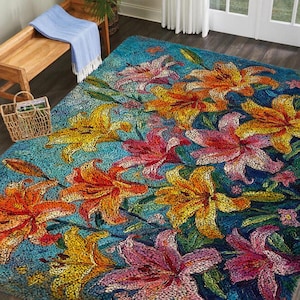 Könnte beinhalten: Ein großer, rechteckiger Teppich mit einem lebendigen Blumendesign. Der Teppich hat einen türkisfarbenen Hintergrund mit großen, farbenfrohen Lilien in Orange-, Gelb- und Rosatönen. Grüne Blätter und Stiele sind zwischen den Blumen verstreut und erzeugen ein lebendiges und künstlerisches Muster.