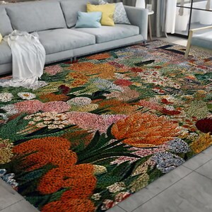 Puede incluir: Una alfombra floral colorida con una variedad de flores y hojas en tonos de rosa, naranja, verde y azul. La alfombra está hecha de un material suave y texturizado y tiene un diseño detallado.