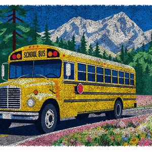 Pode incluir: Um ônibus escolar amarelo com as palavras "SCHOOL BUS" na frente, dirigindo em uma estrada com uma montanha e árvores ao fundo. O ônibus tem um sinal de parada vermelho e é cercado por flores coloridas.