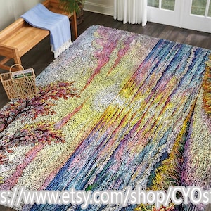 Puede incluir: Una colorida alfombra con un diseño abstracto vibrante. La alfombra presenta un patrón de mosaico con tonos de azul, amarillo, rosa y morado, que se asemeja a un paisaje con árboles y flores. La URL de la tienda de Etsy es visible en la parte inferior.